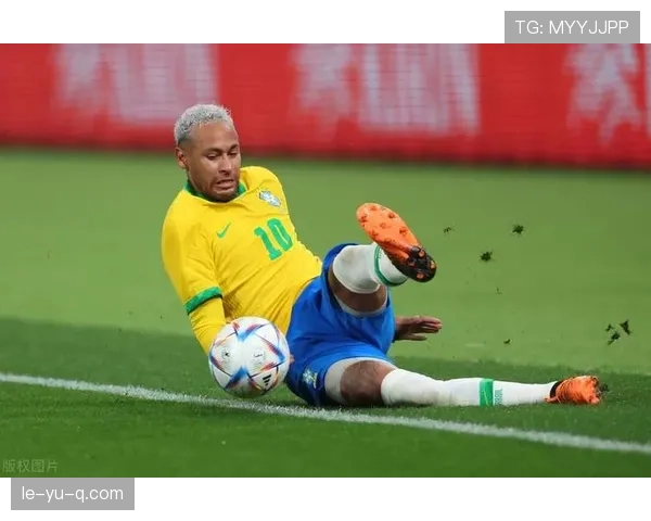 内马尔世界杯“滚地”争议再起，状态回暖引专家热议